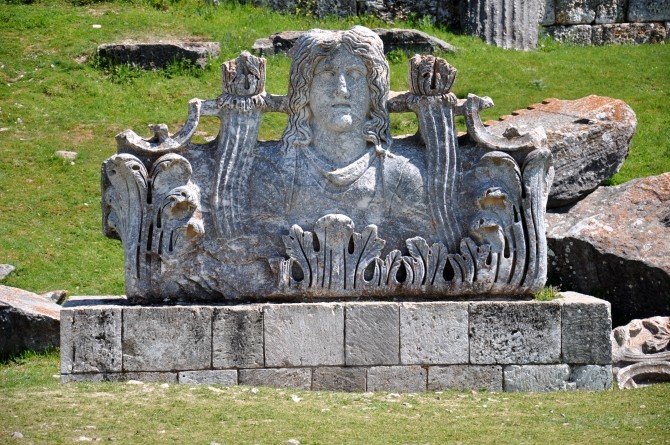 Акротерион из храма Зевса в Айзанои